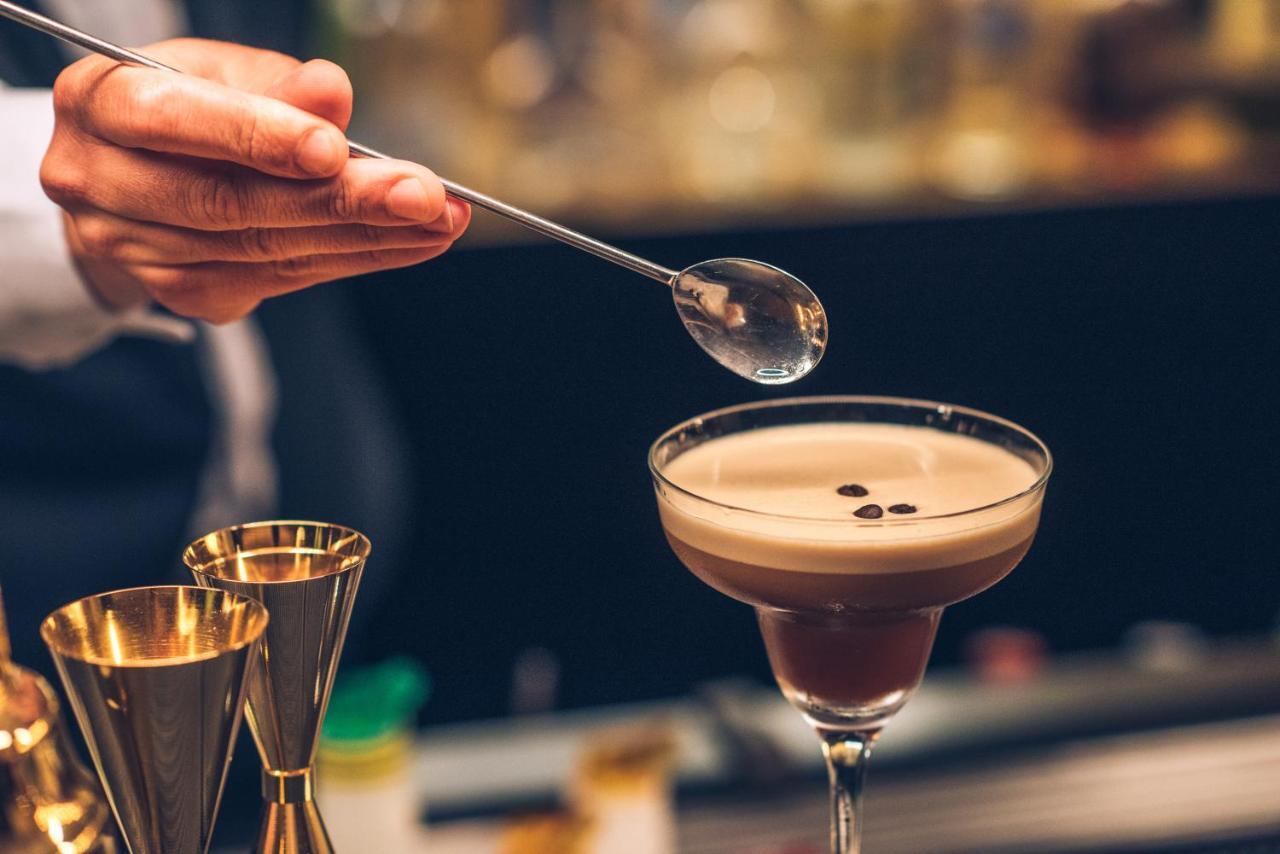 里斯本伊波罗之星精选酒店 Lisboa 外观 照片 A bartender adding a cherry to a chocolate martini